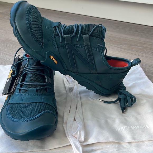 ISSEY MIYAKE x New Balance MT10O Blue Green - Picture 2 of 5